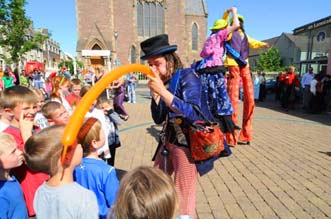 balloon modeling stilt walking